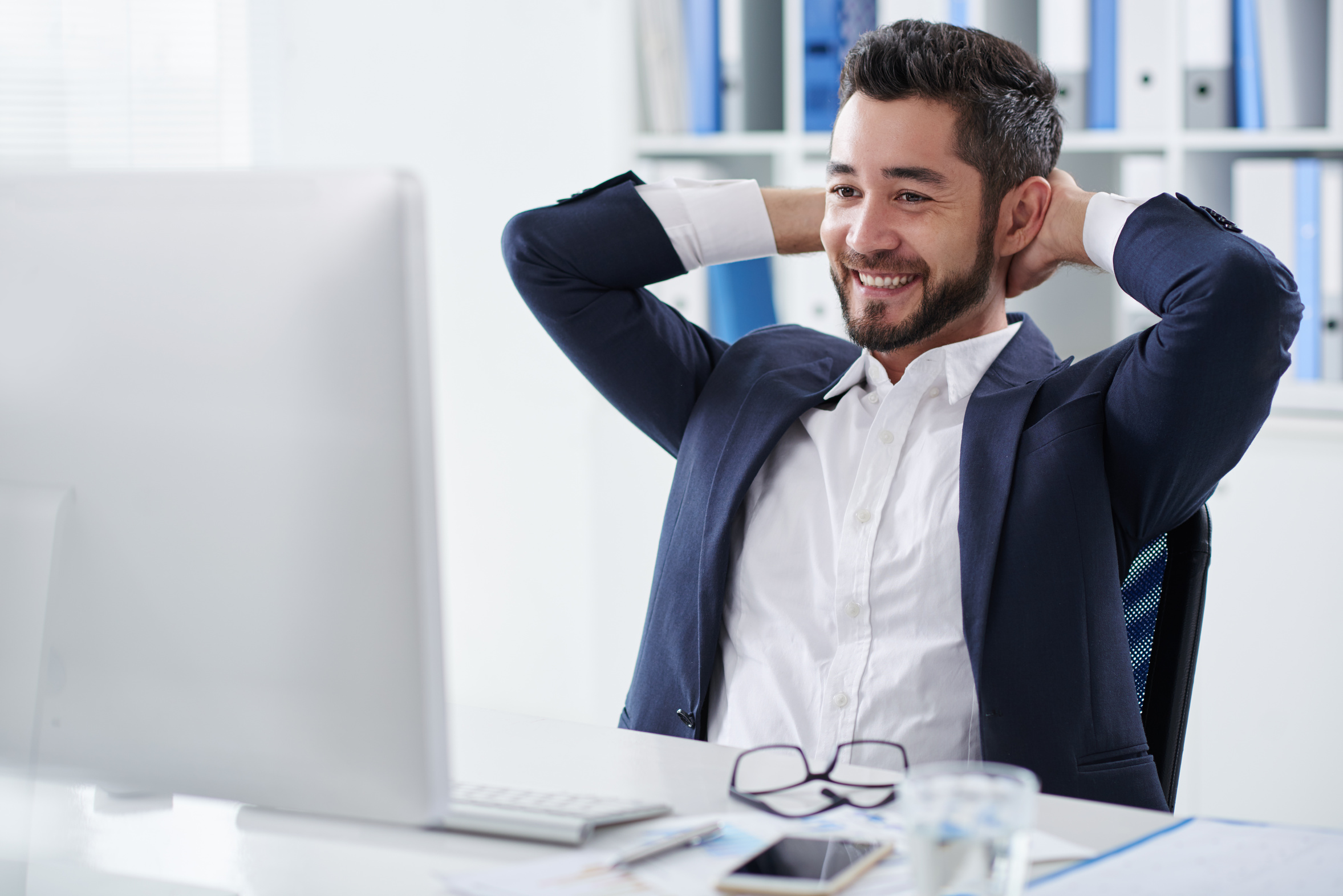 Zufriedener Sohn im Büro