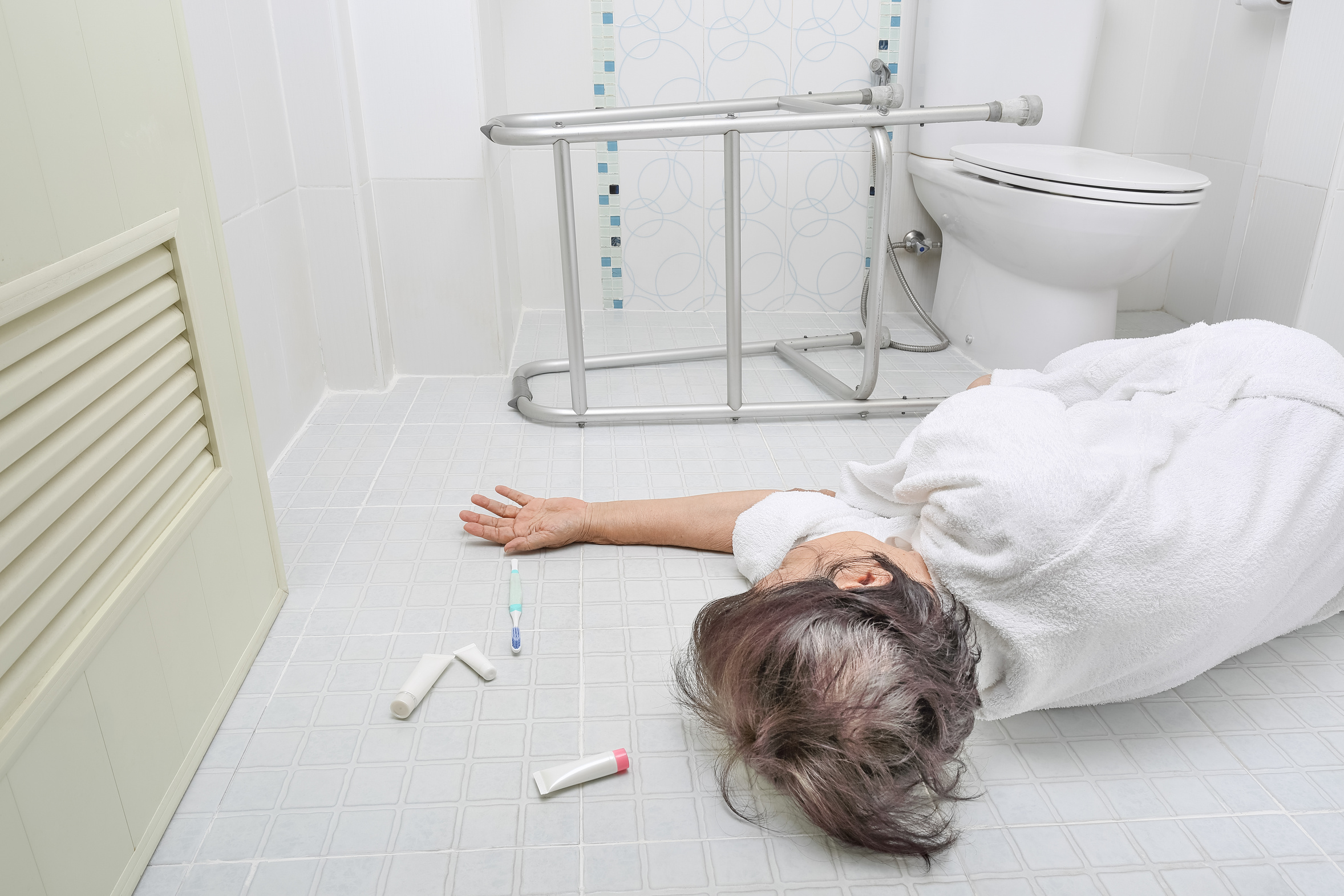 Seniorin liegt bewusstlos im Badezimmer