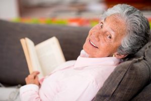 Glückliche Seniorin mit Buch