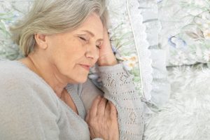 Schlafende Seniorin