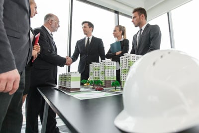 Besprechung mit Investoren und Architekten