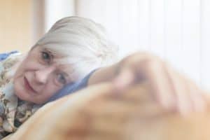 Müde Seniorin auf Couch