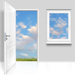 Offene Tür und Fenster