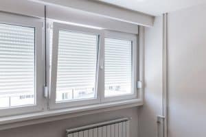 Geöffnetes Fenster über Heizkörper