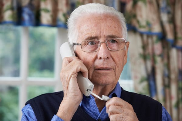 Besorgter Senior am Telefon