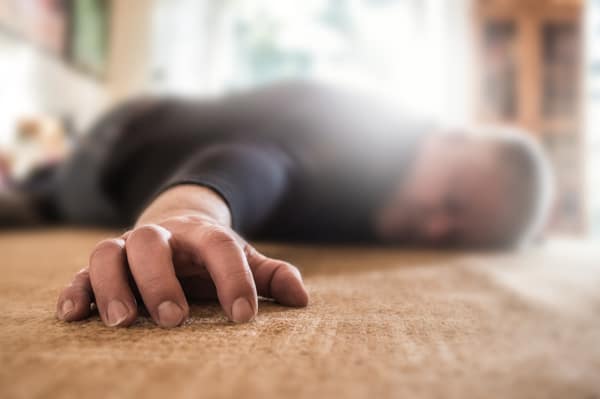 Senior liegt bewusstlos in Wohnung
