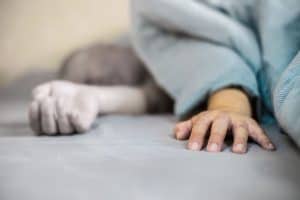 Senior schlafend oder bewusstlos im Bett