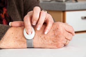Mobiler Notrufknopf am Handgelenk