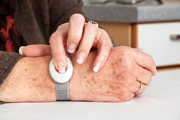 Mobiler Notrufknopf am Handgelenk