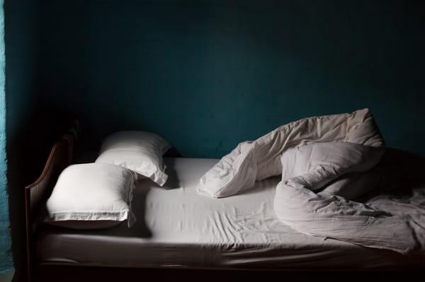 Leeres Bett in Dunkelheit