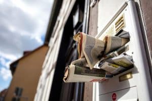 Zeitungen in Briefkasten