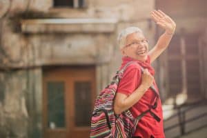 Seniorin winkt zum Abschied