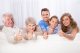 Gut gelaunte 3-Generationen Familie auf Couch Gut gelaunte 3-Generationen Familie auf Couch