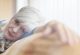 Erschöpfte Seniorin auf Sofa Erschöpfte Seniorin auf Sofa