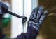 Einbrecher hebelt Fenster auf Einbrecher hebelt Fenster auf