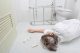 Seniorin liegt bewusstlos im Badezimmer Seniorin liegt bewusstlos im Badezimmer