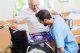Altenpfleger und Senior mit Rollstuhl