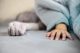 Senior schläft oder liegt bewusstlos im Bett Senior schläft oder liegt bewusstlos im Bett