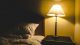 Bett mit Nachttischlampe Bett mit Nachttischlampe